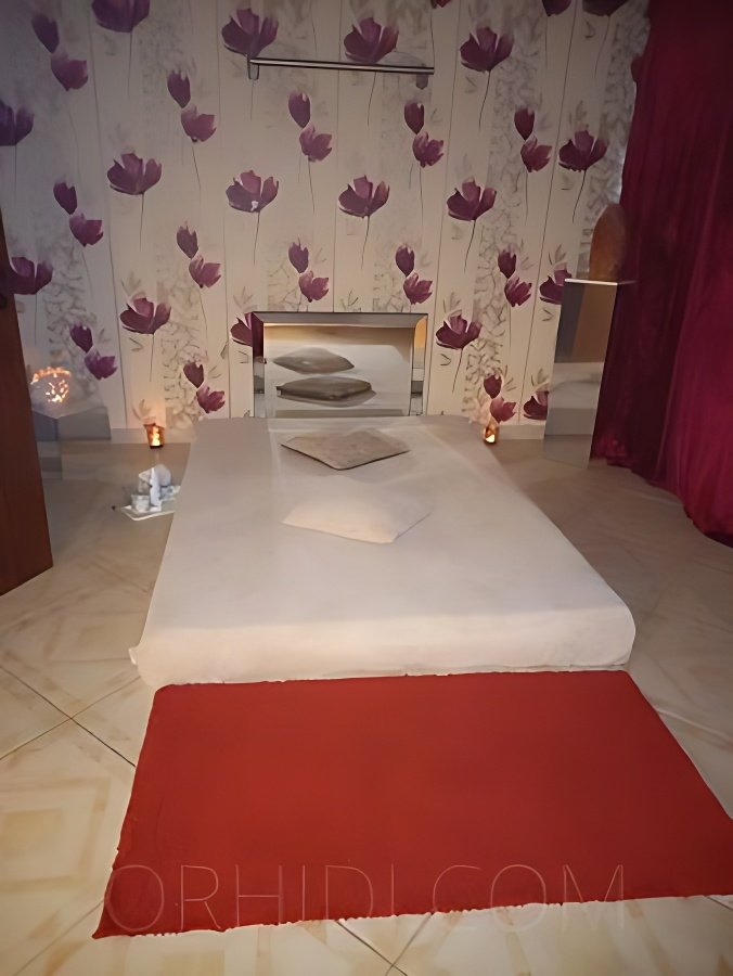 Знакомство с удивительной Massage Lounge: Лучшая эскорт девушка - model preview photo 1 