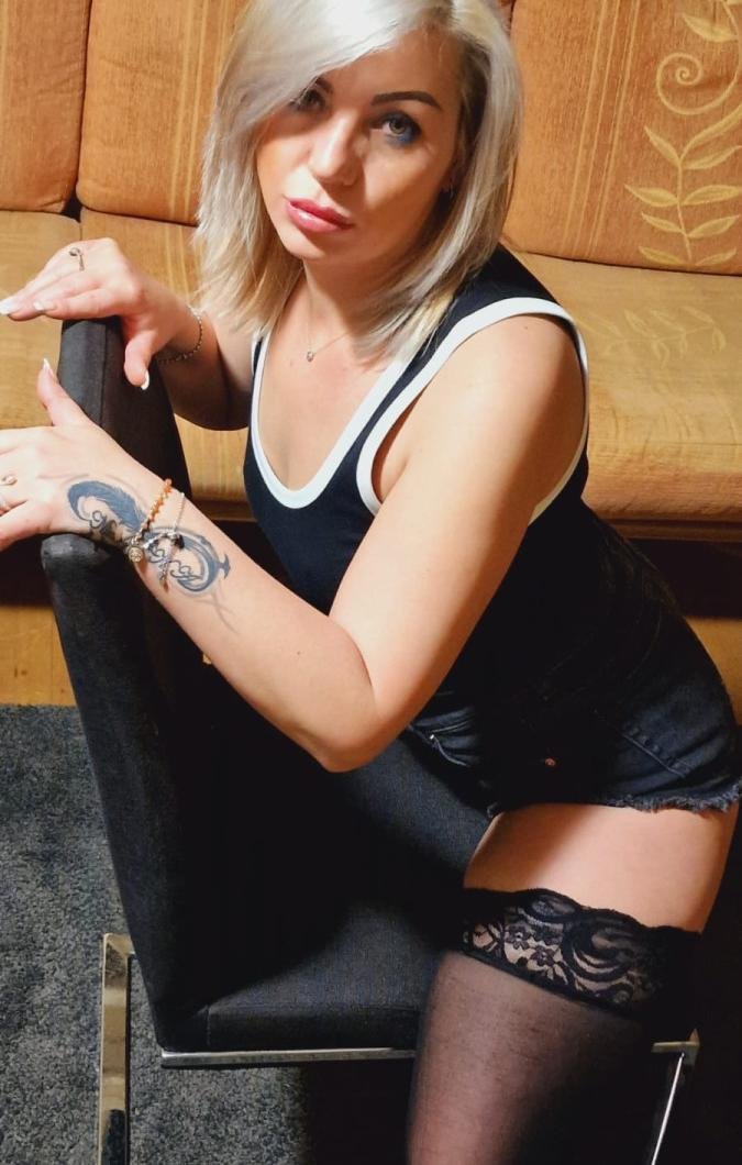 Treffen Sie Amazing Ich Bin Blond Habe Gruene Augen Verschiedene Sexy Tattoos: Top Eskorte Frau - model preview photo 0 