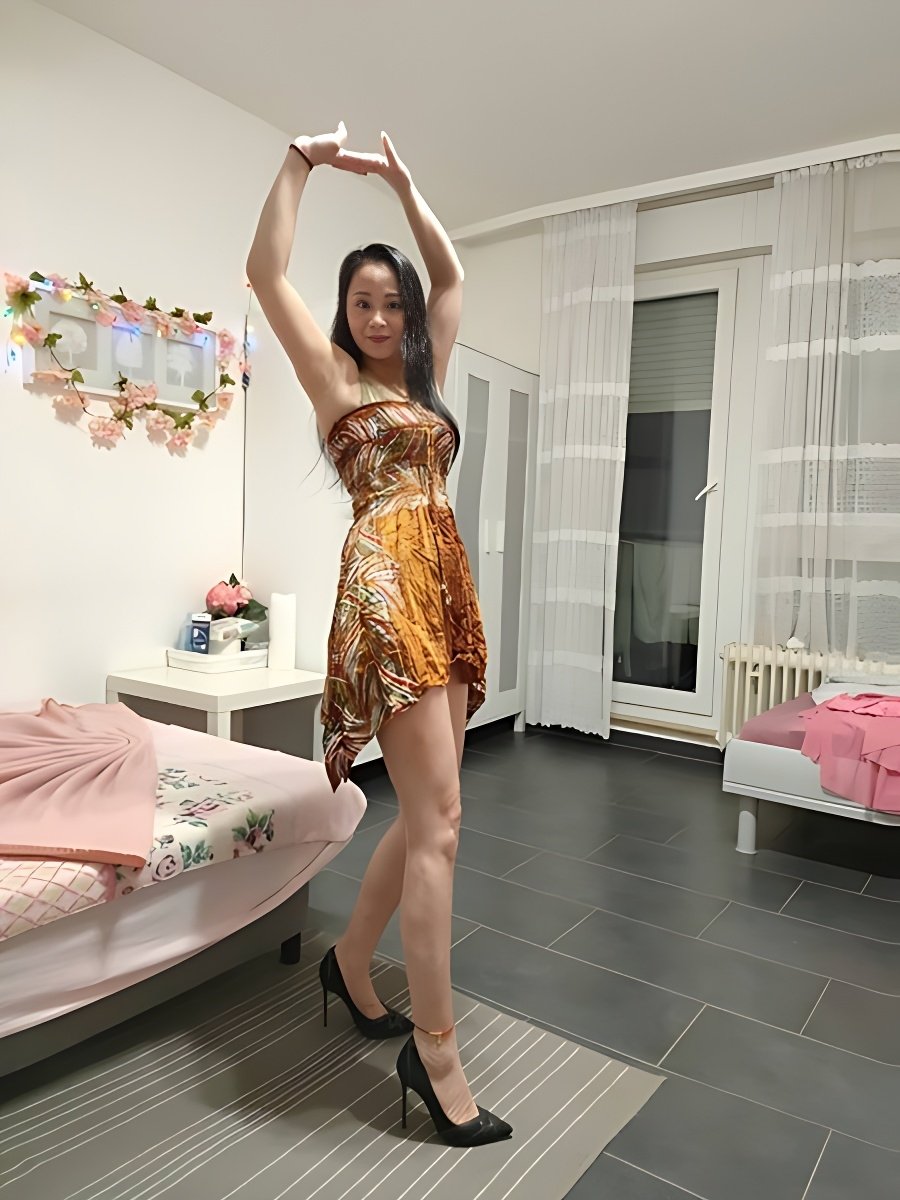 Знакомство с удивительной Hong Hong Aus China: Лучшая эскорт девушка - model preview photo 1 