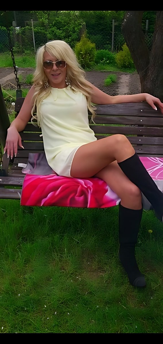 Meet Amazing Julia Milf: Top Escort Girl - model preview photo 2 