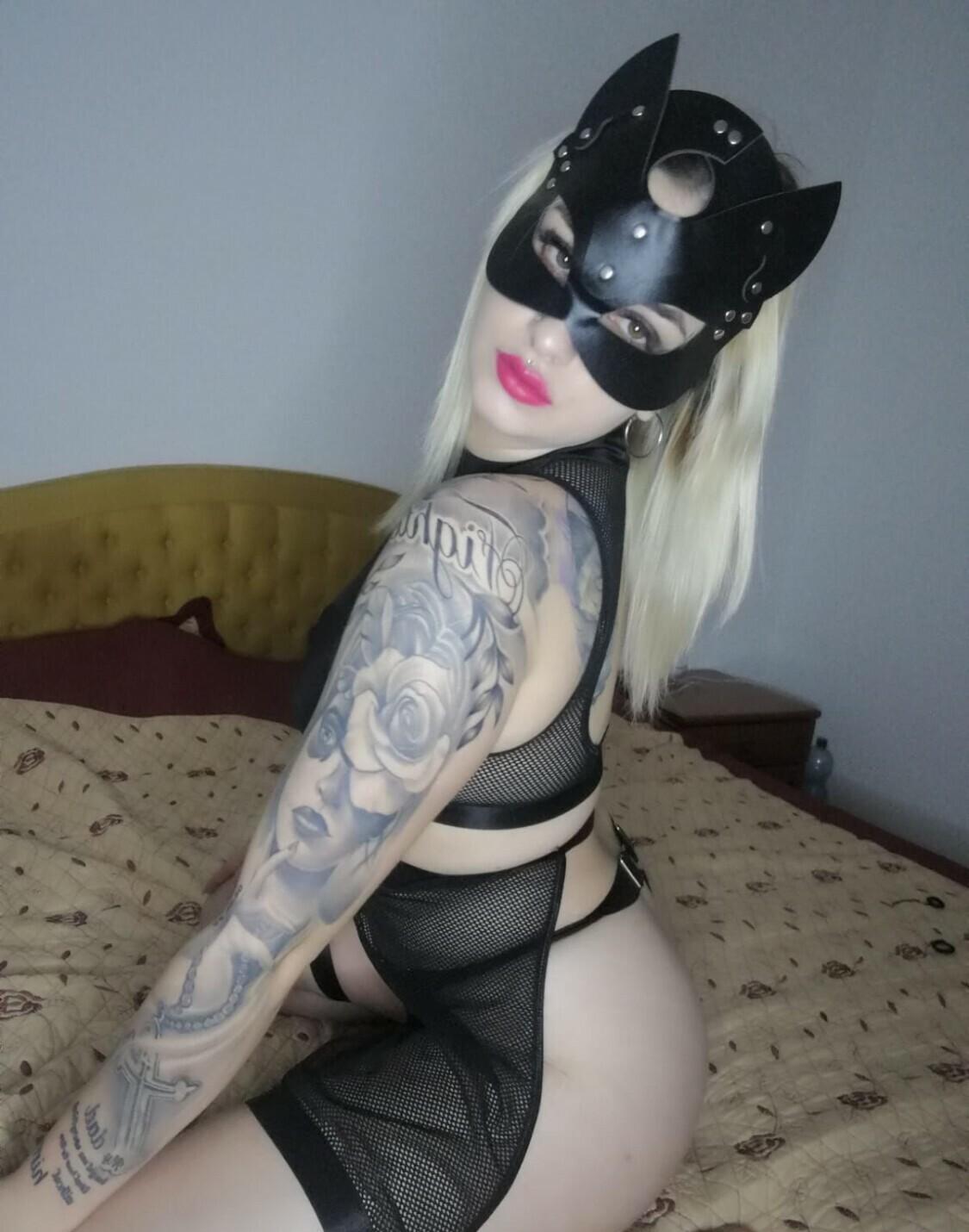  - model photo Piercing Und...