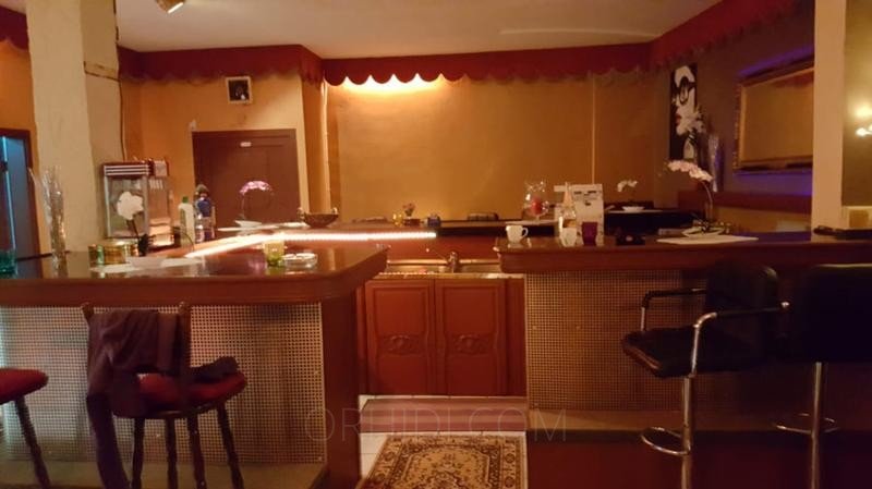Best Flat for rent Models Are Waiting for You - place Astoria Bar sucht Dich!