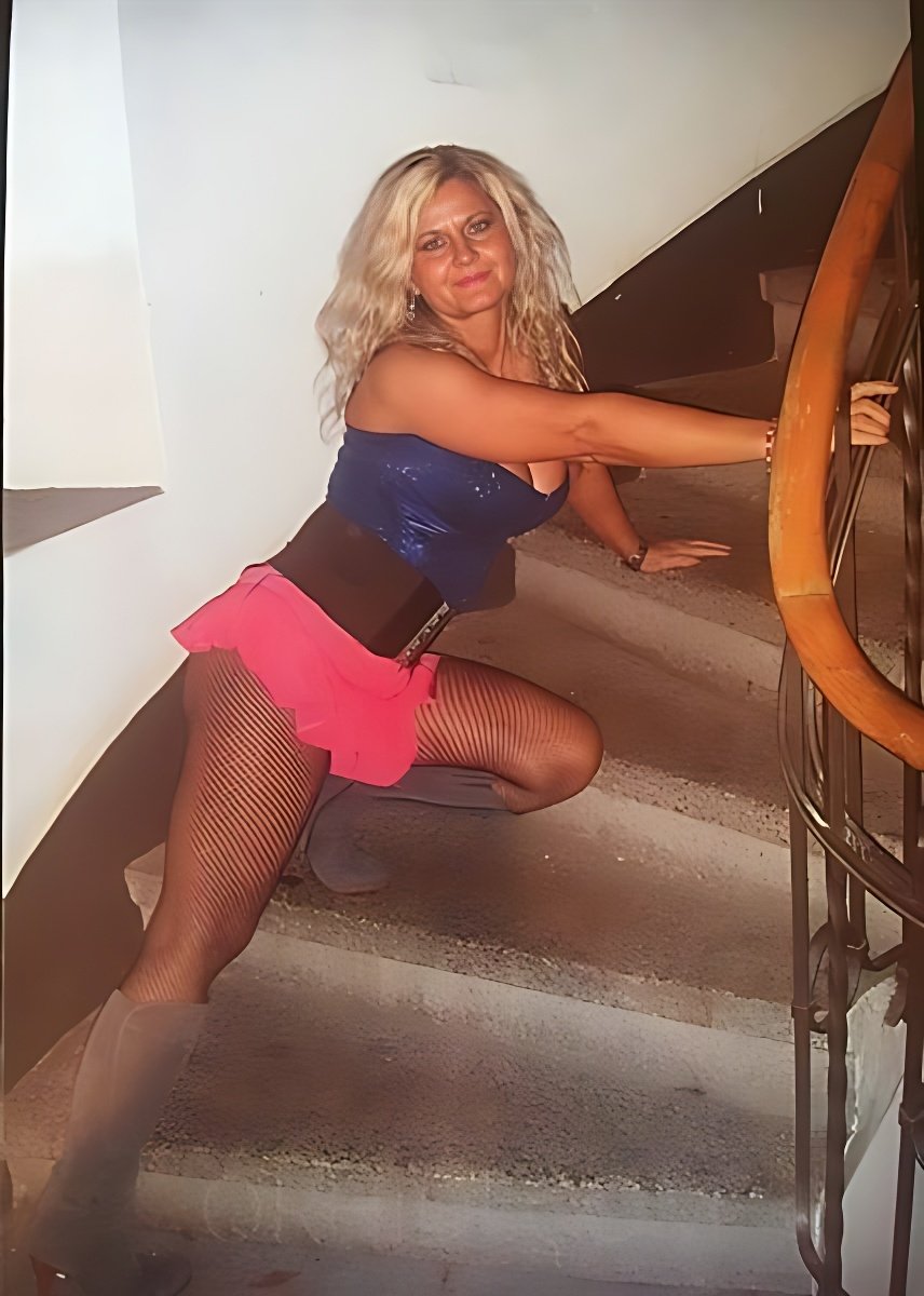 Find Escort Service in Leonberg and Enjoy Time With Pretty Girls - model photo ANNA 