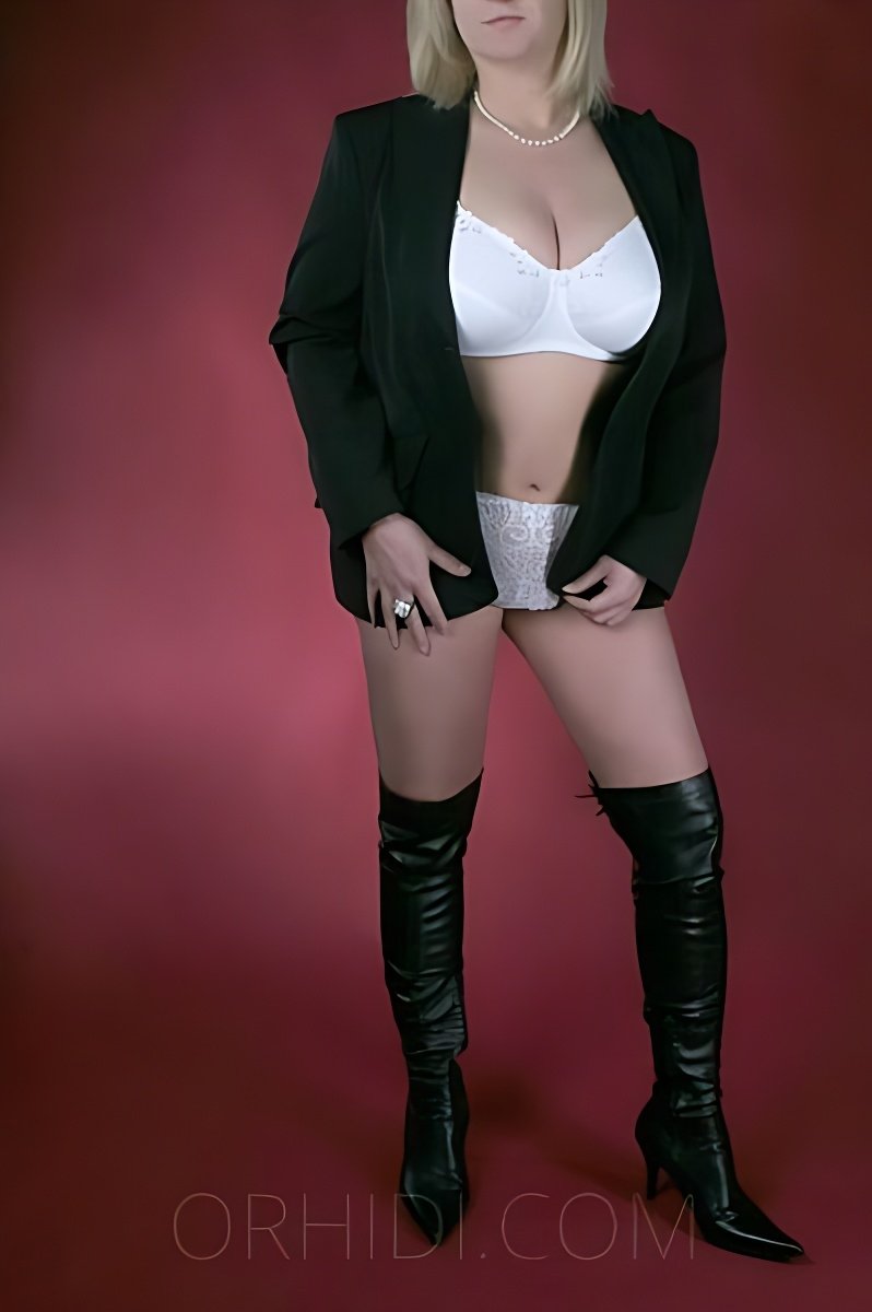 Conoce a la increíble ESCORTLADY TINA: la mejor escort - model preview photo 2 