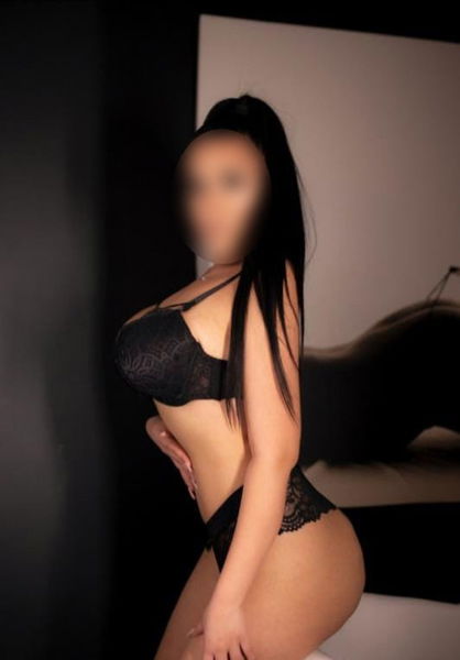 Weiblich Escort  (Huren, Nutten) in Husum, Schleswig-Holstein. - model photo Laura Aus Italien