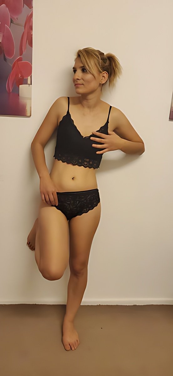 Treffen Sie Amazing Alisiya: Top Eskorte Frau - model preview photo 2 