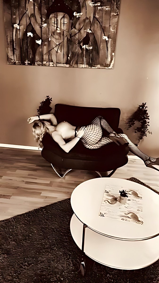 Fascinating Curvy escort in Netanya - model photo Selena