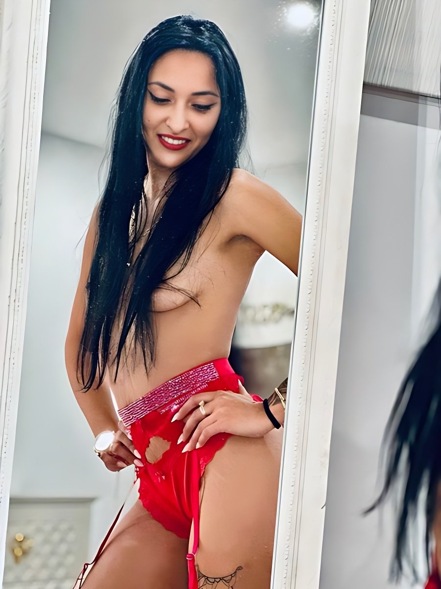 Bengali escort in Garmisch-Partenkirchen - model photo Lora Partygirl 18