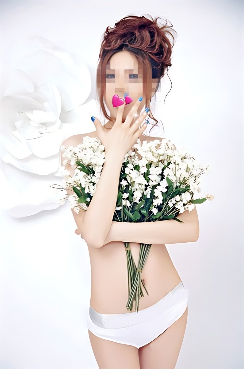 Top Blond Escort in Hambach - model photo Candy Aus Korea