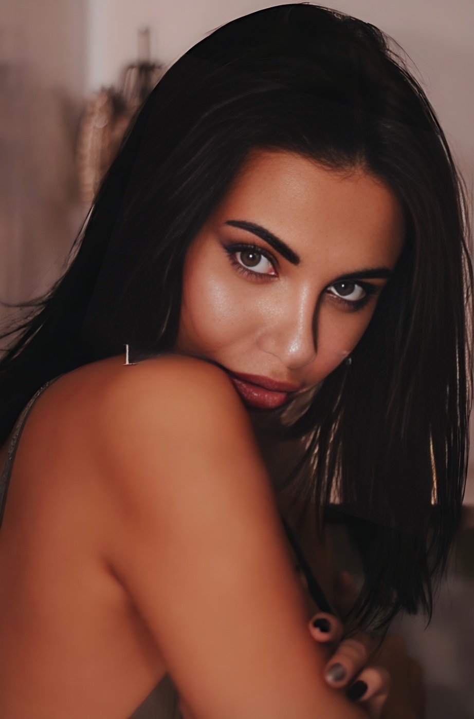 Знакомство с удивительной Angelina: Лучшая эскорт девушка - model preview photo 2 