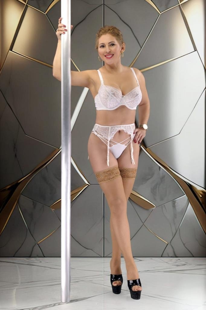 Meet Amazing Mia Gf6 Kussen Spezialistin: Top Escort Girl - model preview photo 2 