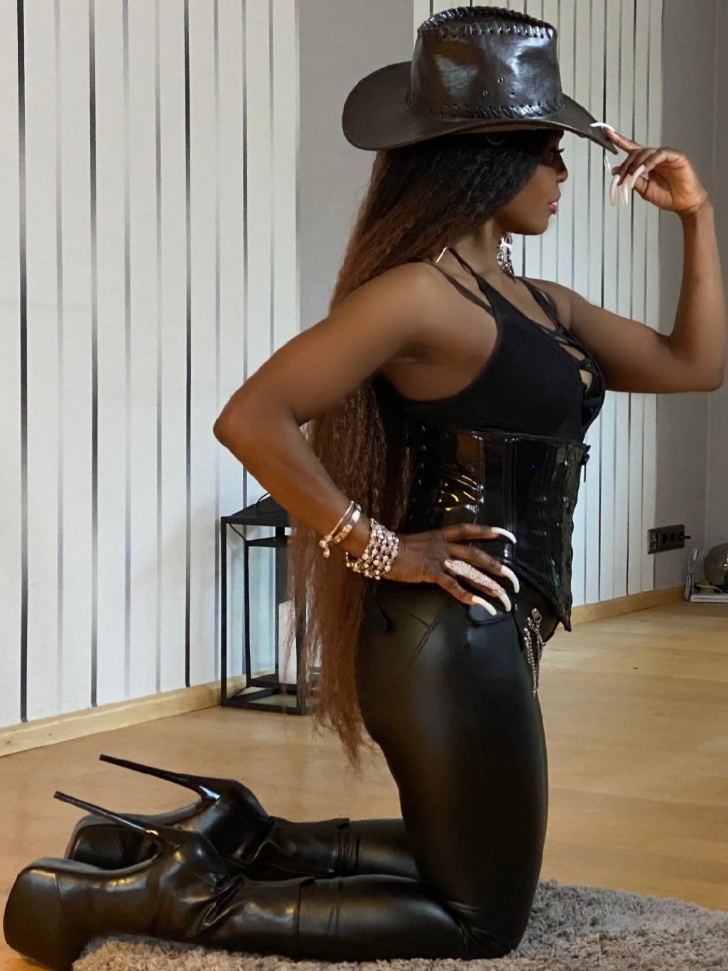 Treffen Sie Amazing Domina Blackbeauty: Top Eskorte Frau - model preview photo 2 