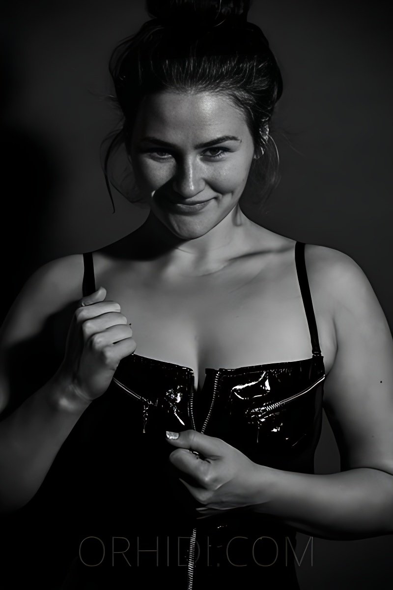 Treffen Sie Amazing Lady Romina: Top Eskorte Frau - model preview photo 2 