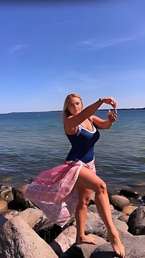 Meet Amazing VALLIE sinnliche Tantra-Massagen!: Top Escort Girl - model preview photo 0 