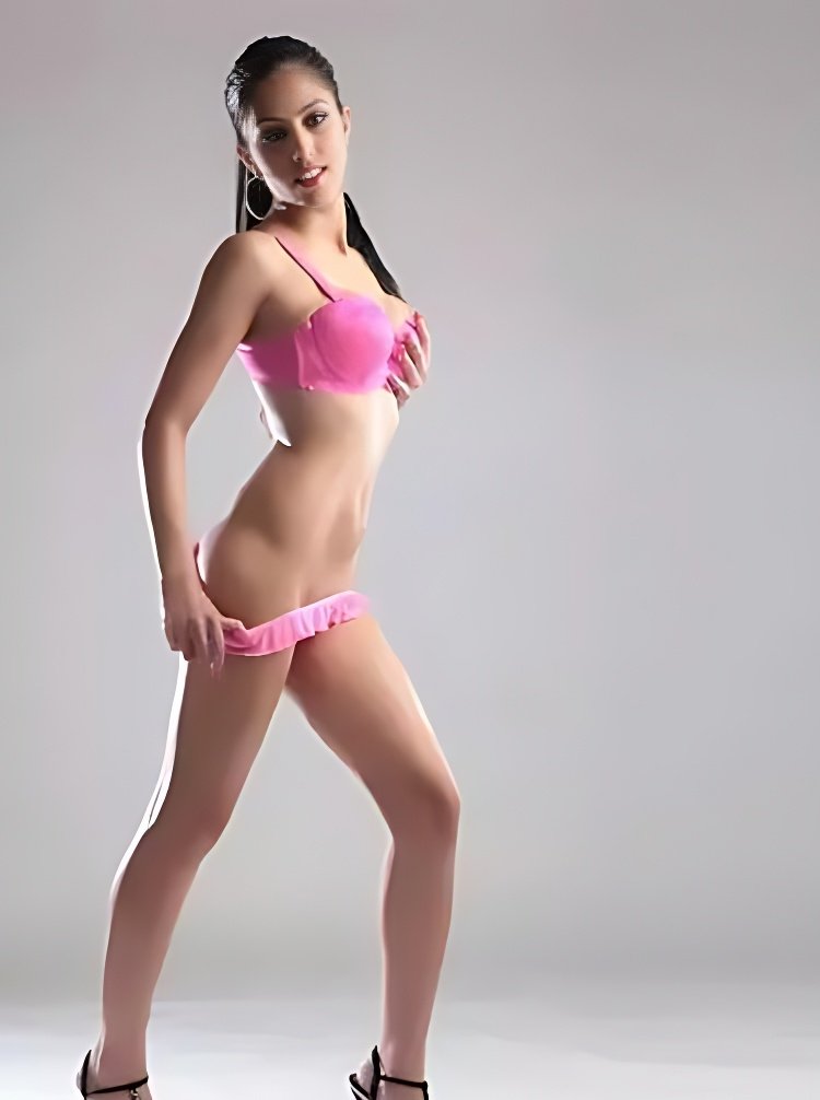 Treffen Sie Amazing Angelina Luxury Callgirl: Top Eskorte Frau - model preview photo 0 