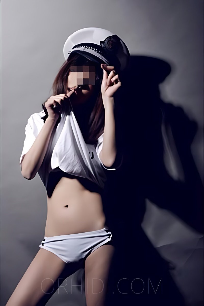 Ti presento la fantastica ASAKO: la migliore escort - model preview photo 2 
