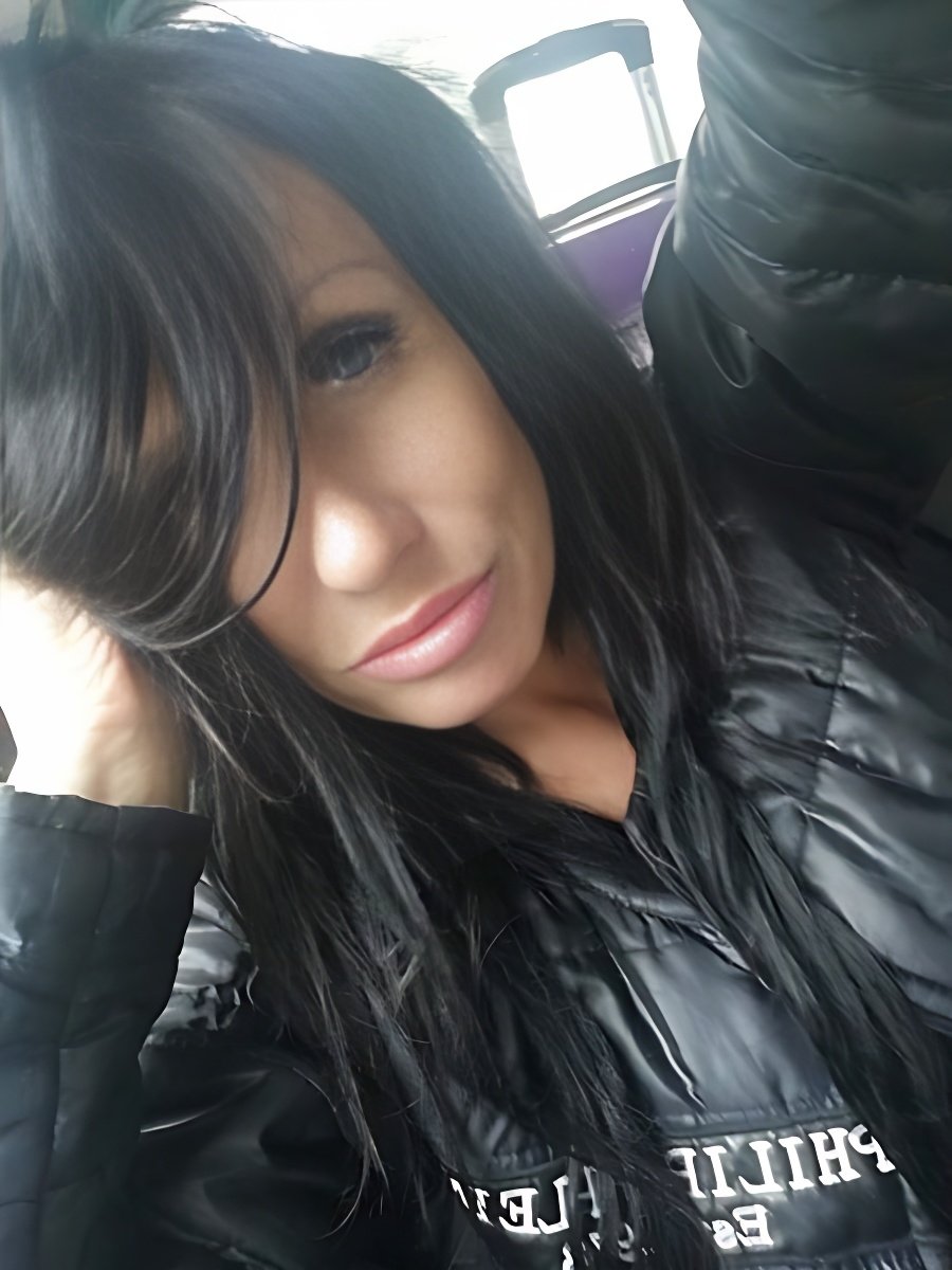 Find Escort Service in Uelzen and Enjoy Time With Pretty Girls - model photo Reni21