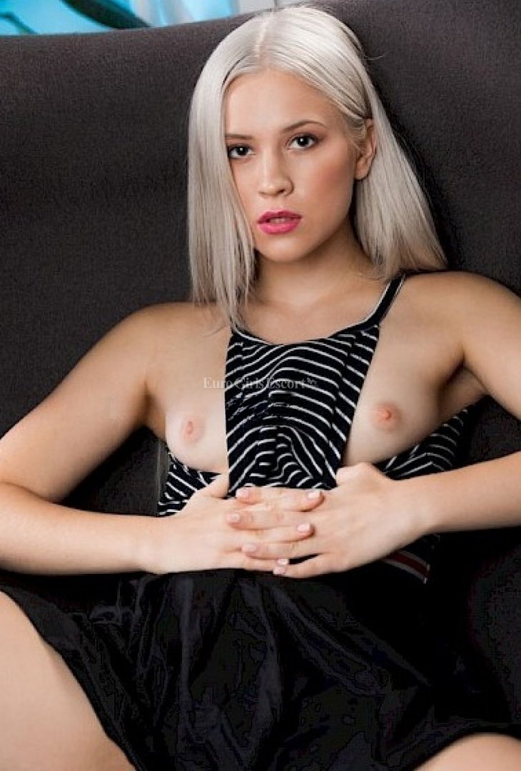 Erotic massage escort in Brüggen - model photo Courtney