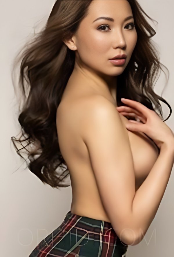 Conoce a la increíble Asian Lolo: la mejor escort - model preview photo 1 