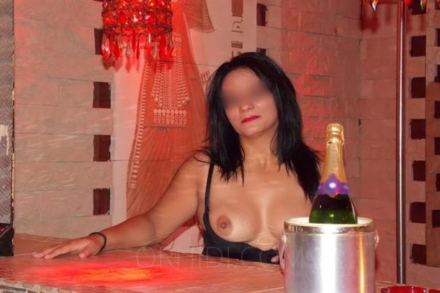 Find Escort Service in Bad Hersfeld and Enjoy Time With Pretty Girls - model photo Vicky
