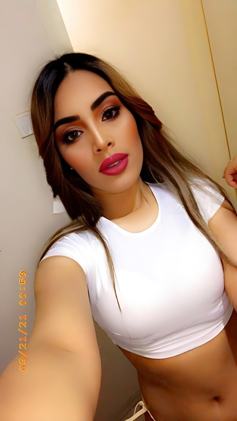 Fascinating Big tits escort in Cairo - model photo Amira