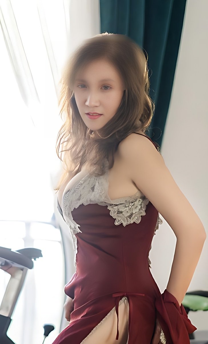 Mistress escort in Geneva - model photo Lucy Aus Japan