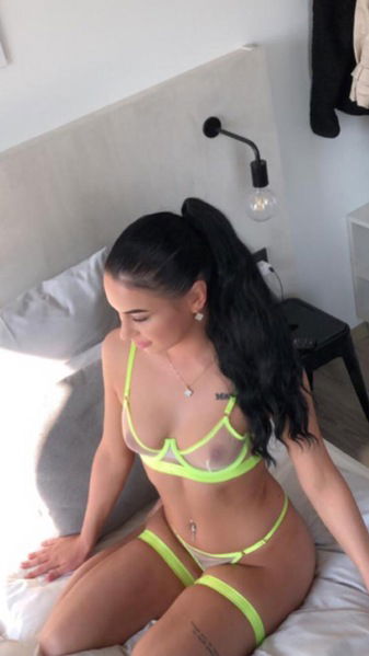 Squirting Escort  (Huren, Nutten) in Solingen, Nordrhein-Westfalen. - model photo Milana
