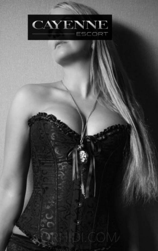 Treffen Sie Amazing Emilia in Straps & Lack: Top Eskorte Frau - model photo Vivien
