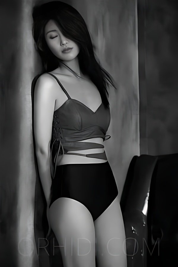 Conoce a la increíble Yumi: la mejor escort - model preview photo 2 