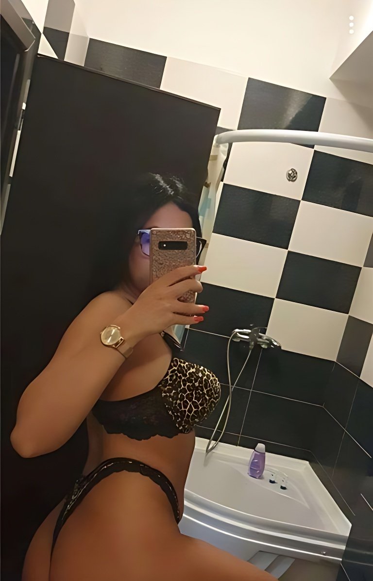 Find Escort Service in Herne and Enjoy Time With Pretty Girls - model photo Yasmin75