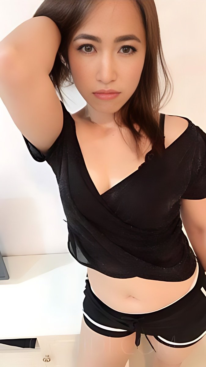 Treffen Sie Amazing Alina: Top Eskorte Frau - model photo Candy- Top Thai Massage