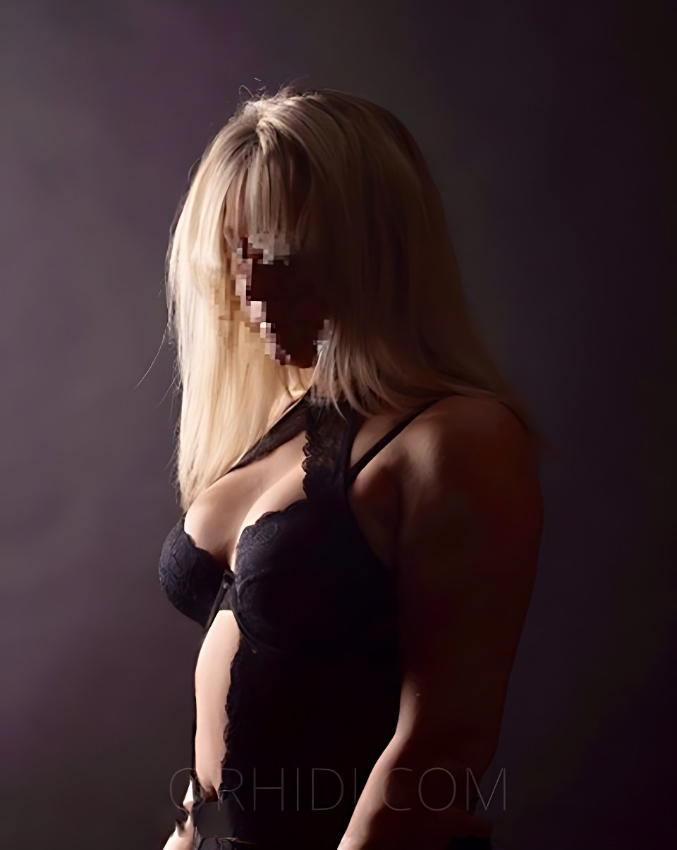Meet Amazing Nike - Blond, kurvig, privat: Top Escort Girl - model preview photo 1 