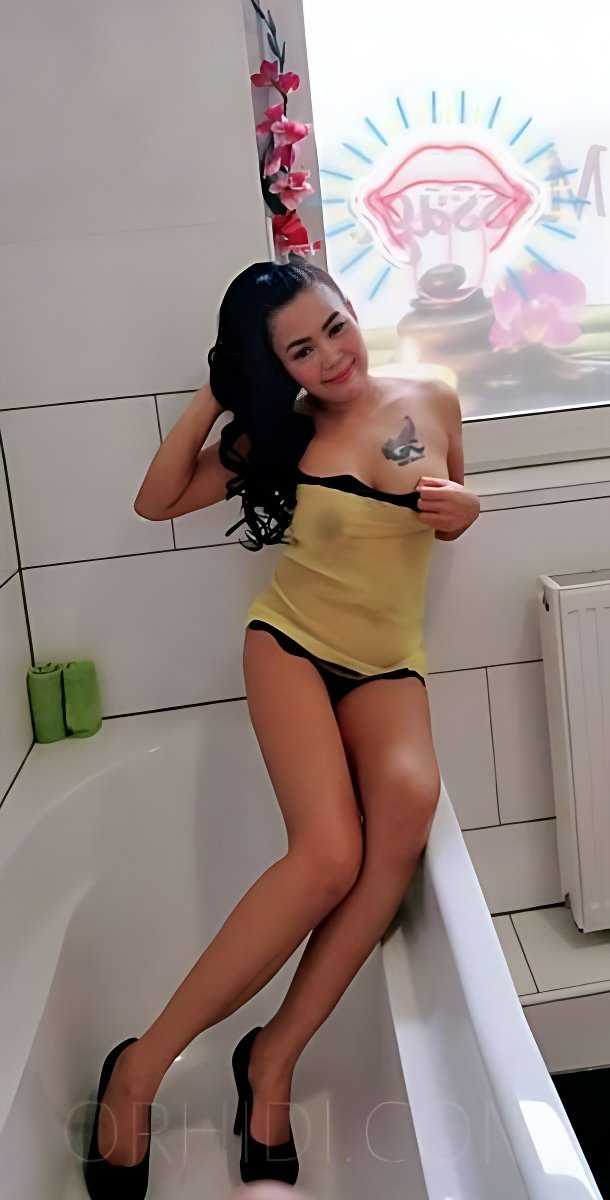 Top Asian escort in Magdeburg - model photo HONEY -SHABA MASSAGE