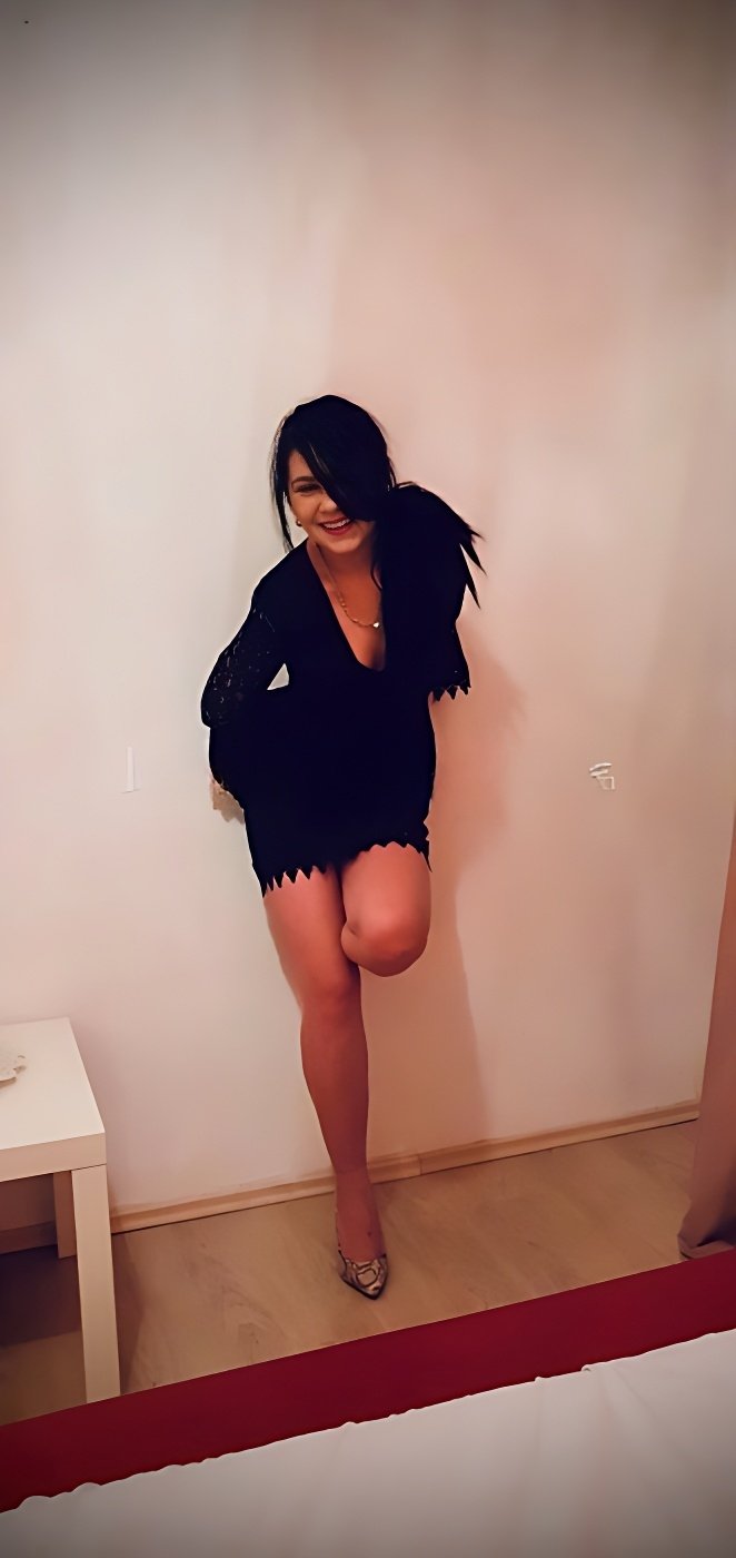 Top BDSM Escort in Nanterre - model photo Giulia