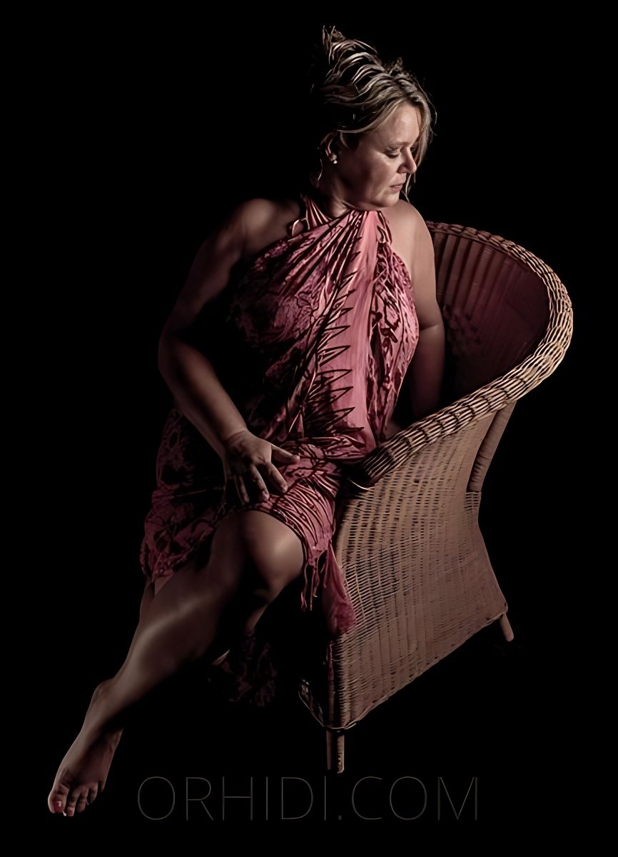 Meet Amazing Das Massageparadies bei Indira: Top Escort Girl - model preview photo 2 