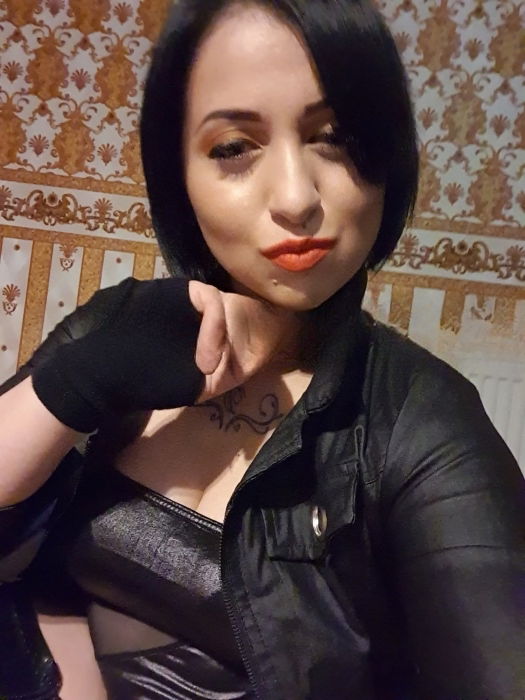 Rimming Escort  (Huren, Nutten) in Singen (Hohentwiel), Baden-Württemberg. - model photo Angie
