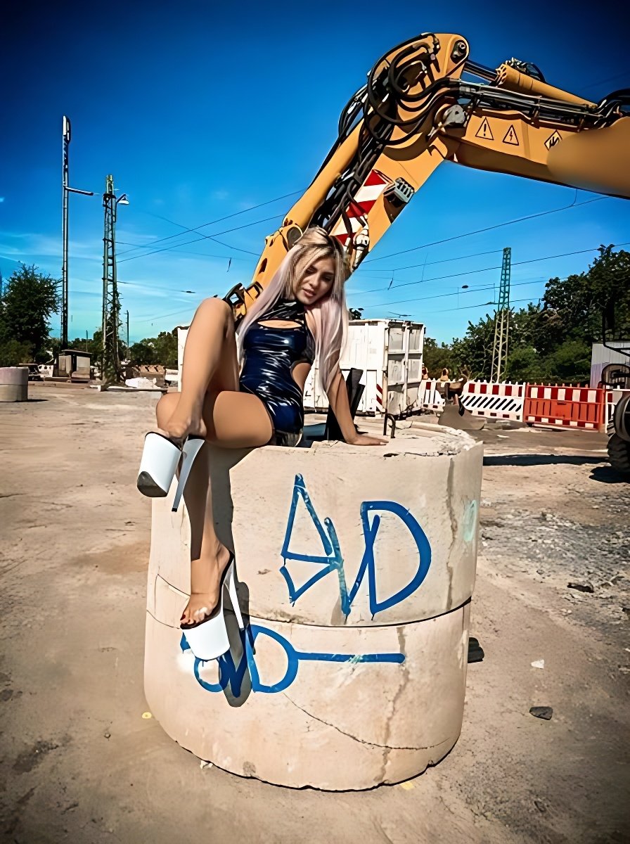 Treffen Sie Amazing Carla aus Russland: Top Eskorte Frau - model preview photo 1 