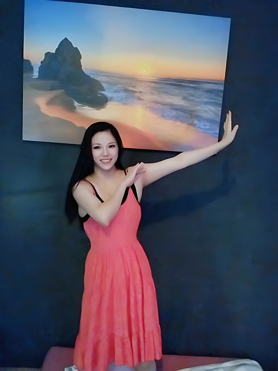 Знакомство с удивительной Qiqi Aus China: Лучшая эскорт девушка - model preview photo 1 