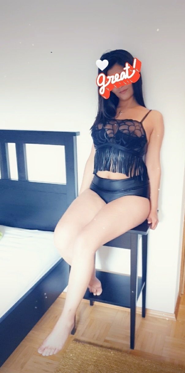 Find Escort Service in Neuenstadt am Kocher and Enjoy Time With Pretty Girls - model photo Andrea 44