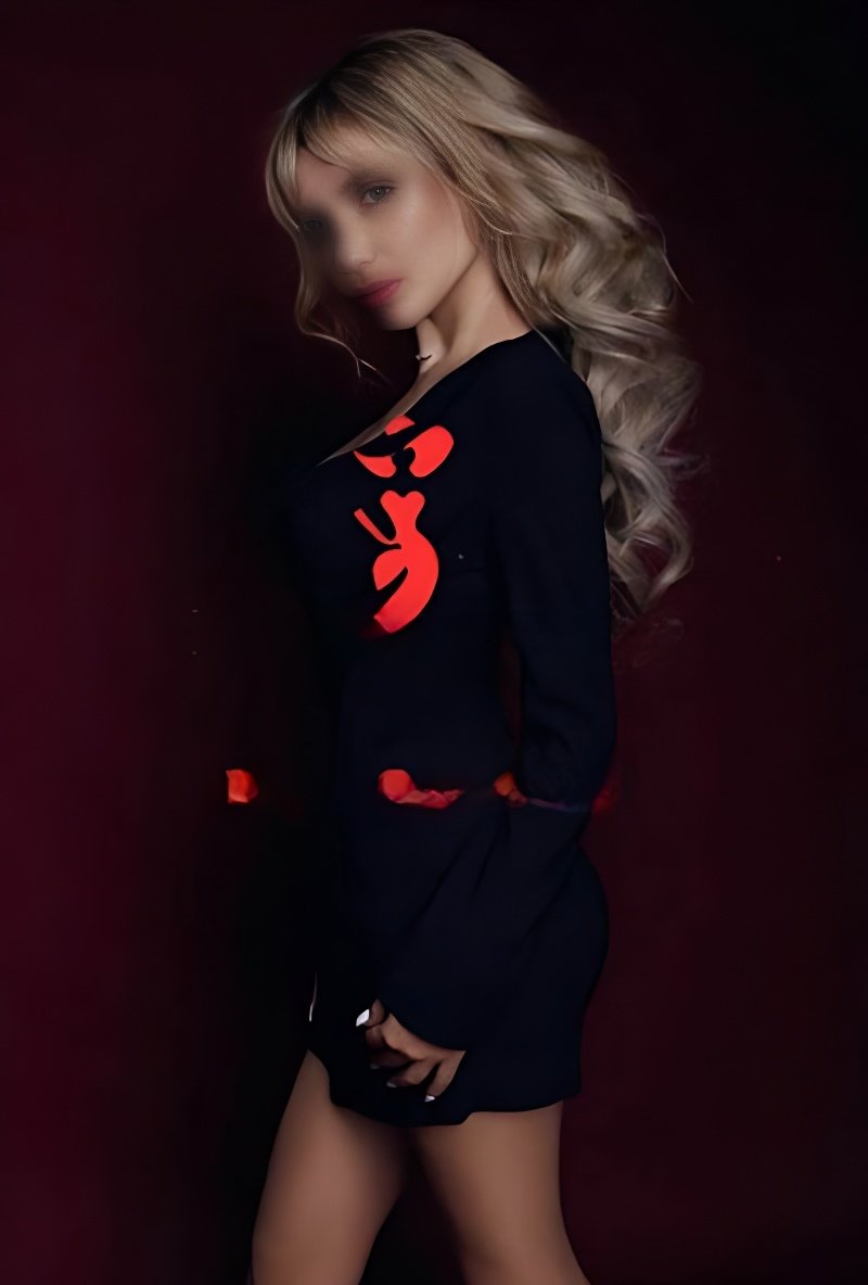 Treffen Sie Amazing kim: Top Eskorte Frau - model photo Riya