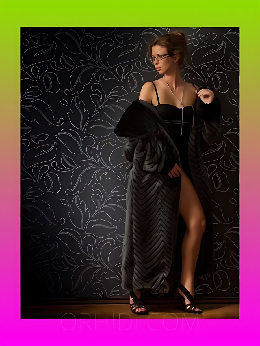 Conoce a la increíble ANDREA IM STUDIO ROYAL: la mejor escort - model preview photo 2 