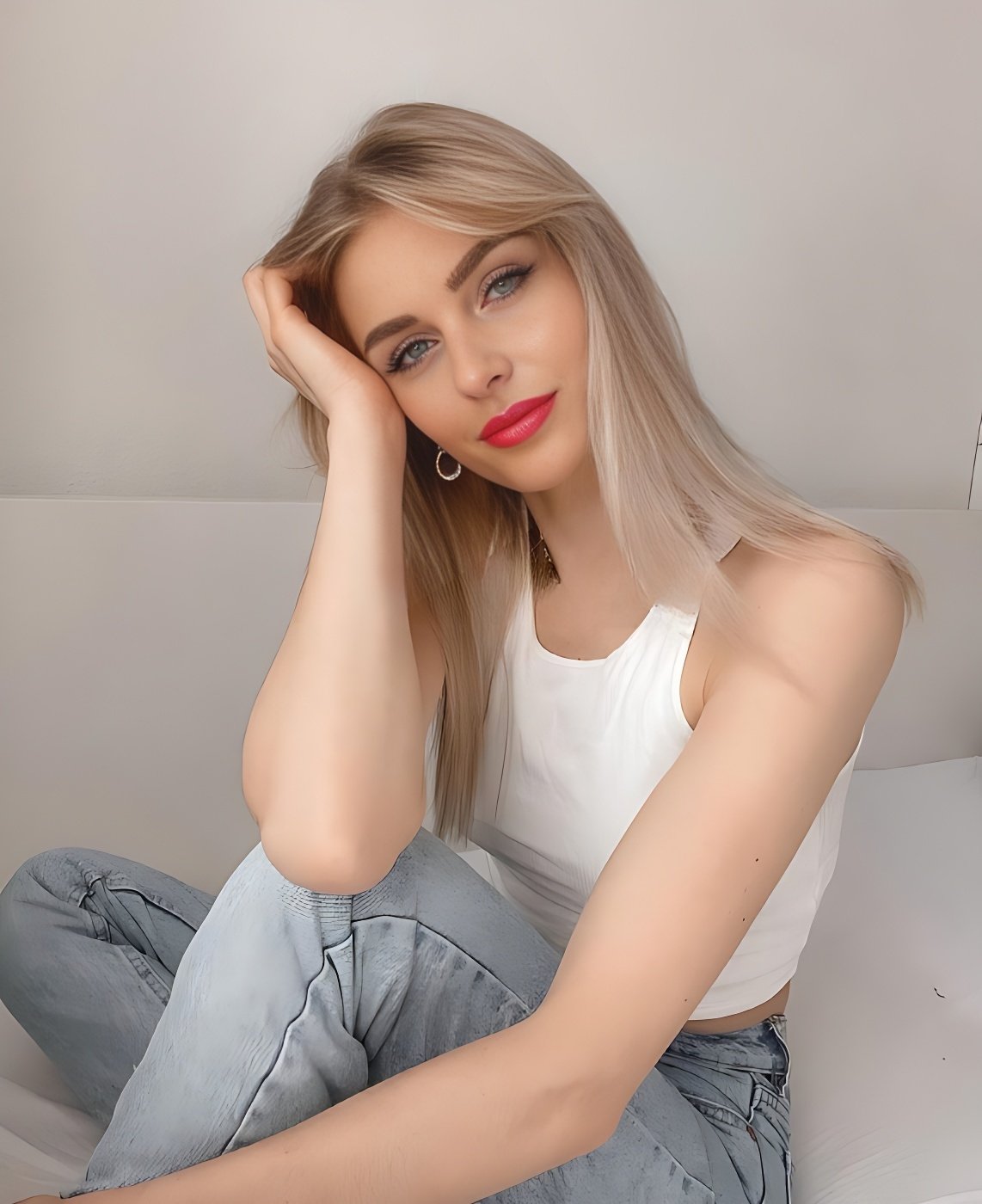 Treffen Sie Amazing Violetta: Top Eskorte Frau - model photo Lupe