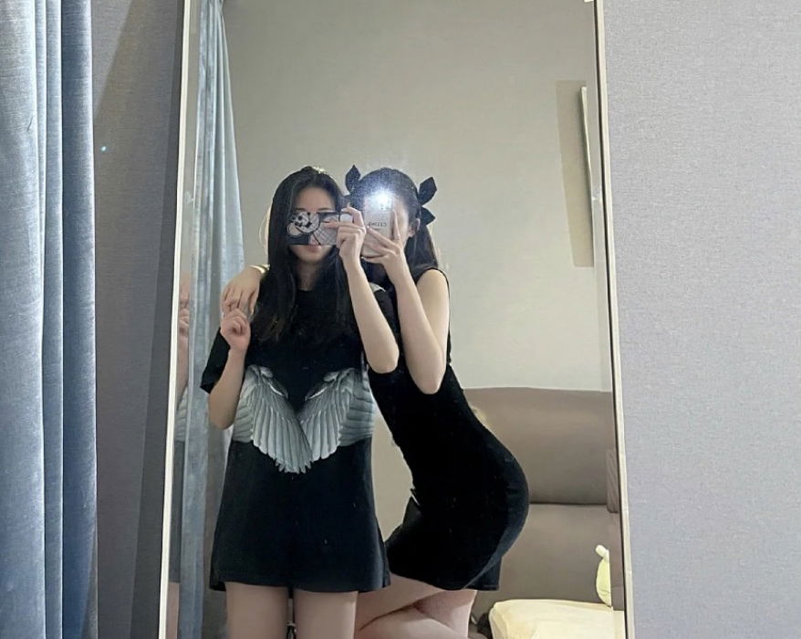  - model photo Yoona & Kim "duo with girl"