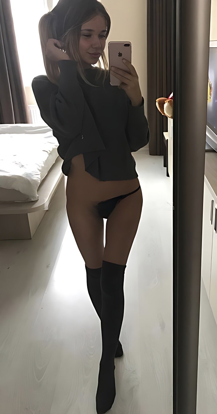 Fascinating OutCall escort in Calgary - model photo Roselyn