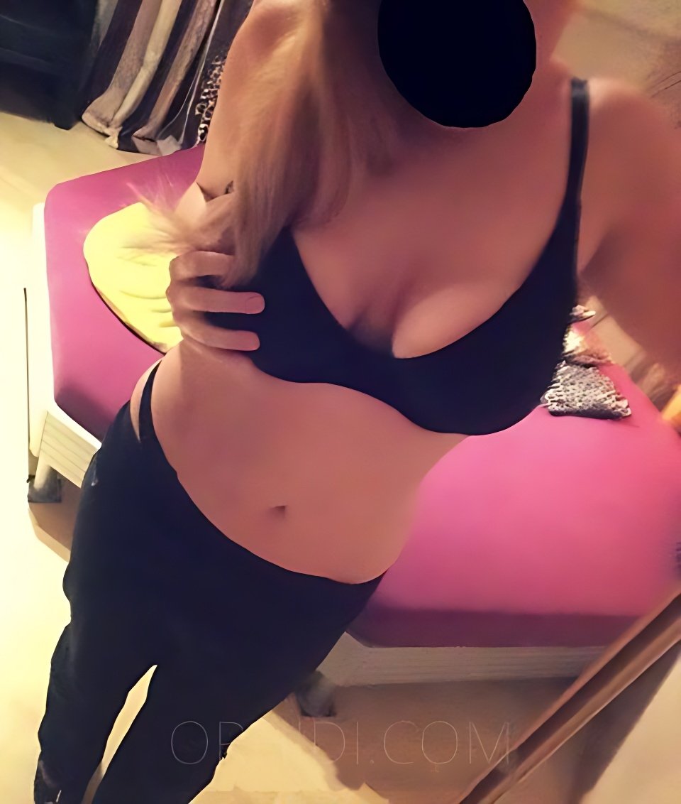 Treffen Sie Amazing Pia (25) - Blonder Sex-Engel: Top Eskorte Frau - model preview photo 2 