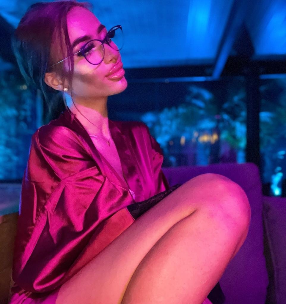 PROFESSIONELLER UND EXKLUSIVER ESCORT IN Moers - model photo Ariana Im Club Laluna