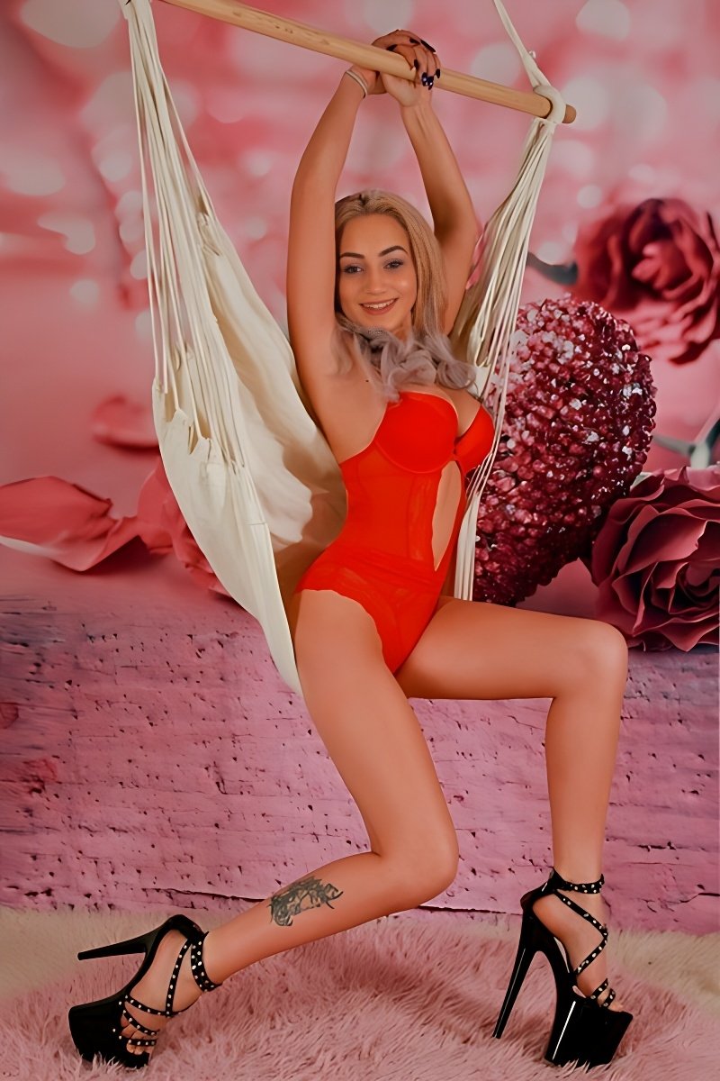 Meet Amazing Porno Ella Gold: Top Escort Girl - model preview photo 2 