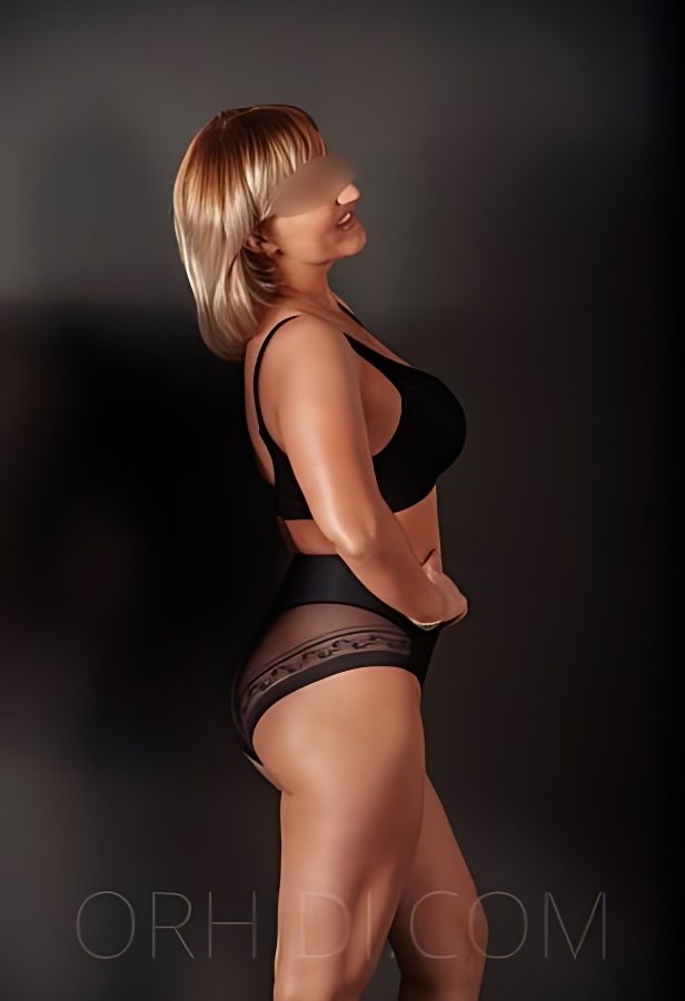 Find Escort Service in Hambach and Enjoy Time With Pretty Girls - model photo Polina