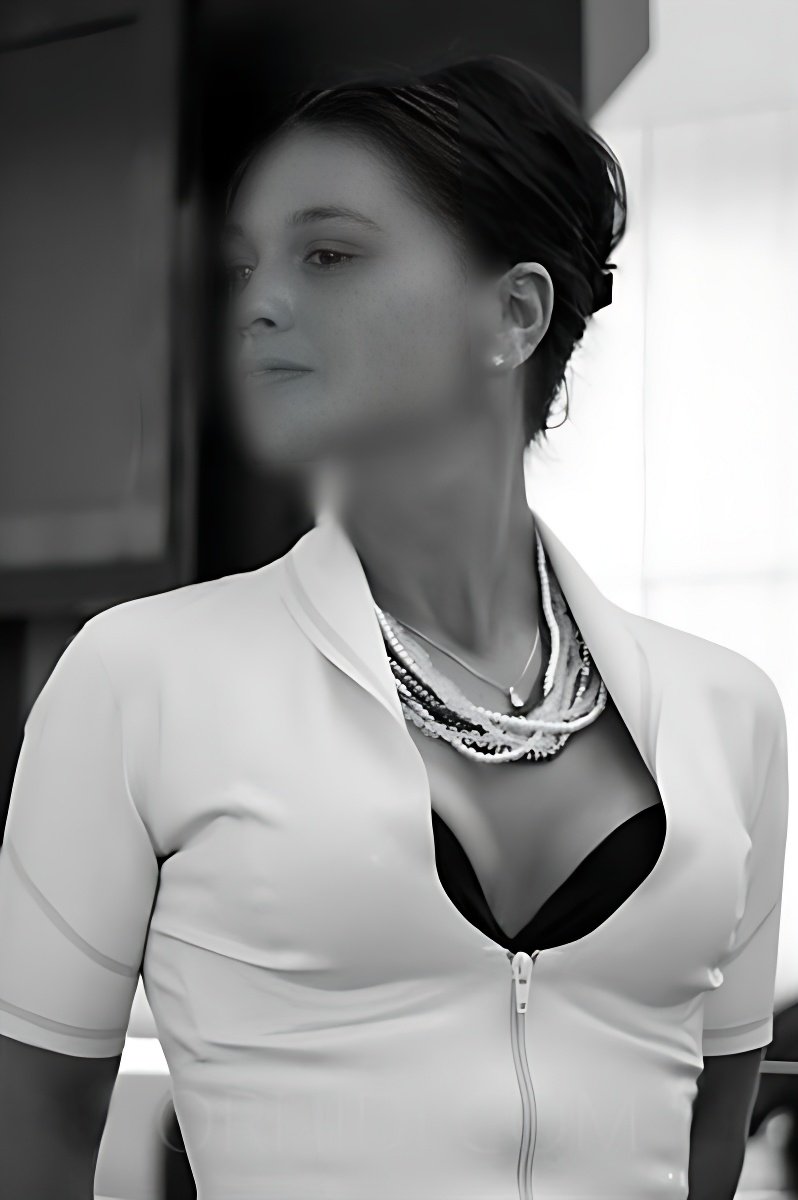 Treffen Sie Amazing Marina: Top Eskorte Frau - model photo Eva Victoria