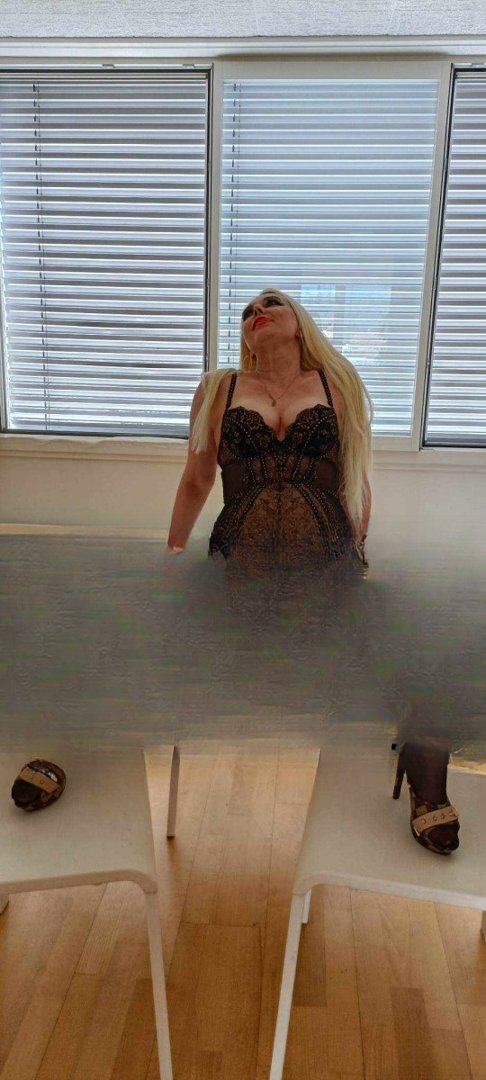 Treffen Sie Amazing Tschechische Blonde Milf Luder Immer Lustig: Top Eskorte Frau - model preview photo 0 
